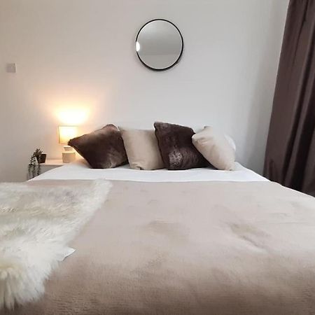 Free Parking Spacious Home Кардиф Екстериор снимка