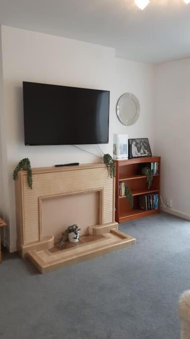 Free Parking Spacious Home Кардиф Екстериор снимка