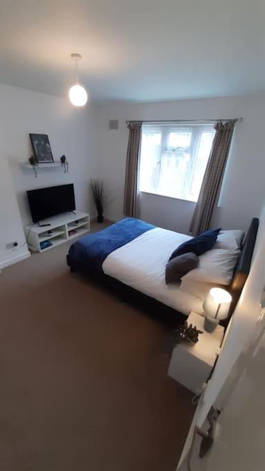 Free Parking Spacious Home Кардиф Екстериор снимка