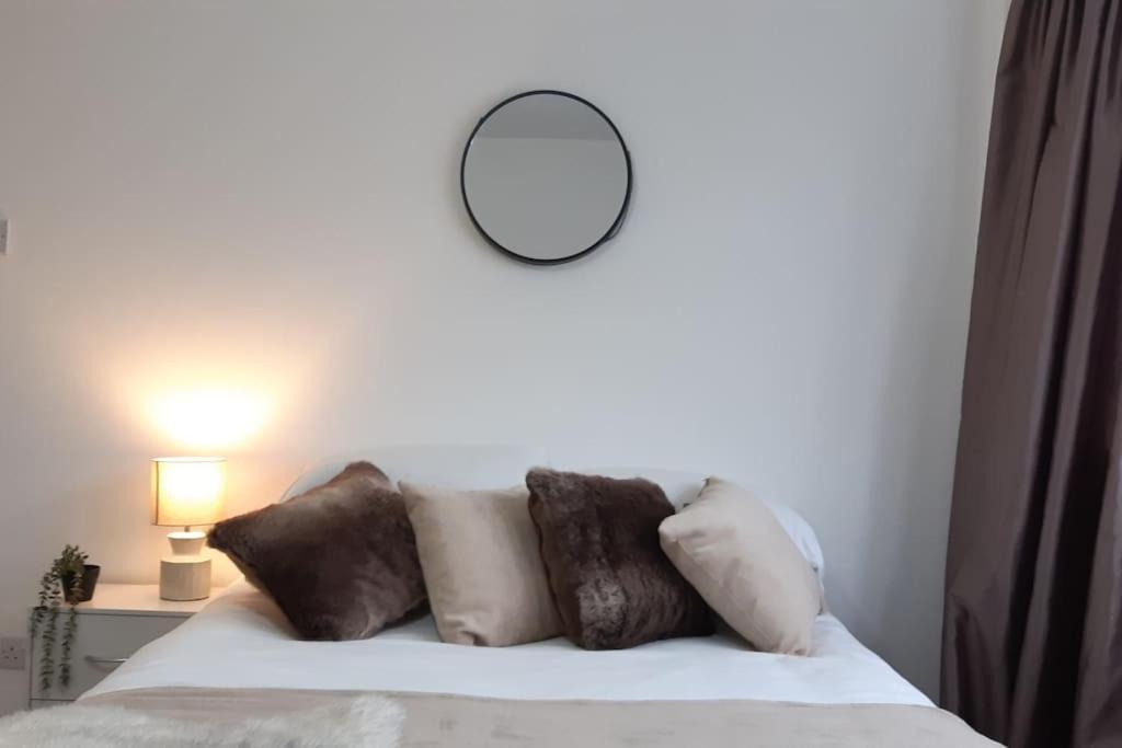 Free Parking Spacious Home Кардиф Екстериор снимка
