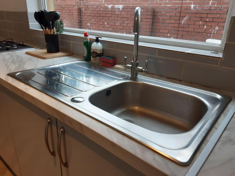 Free Parking Spacious Home Кардиф Екстериор снимка