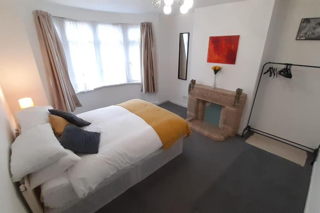 Free Parking Spacious Home Кардиф Екстериор снимка