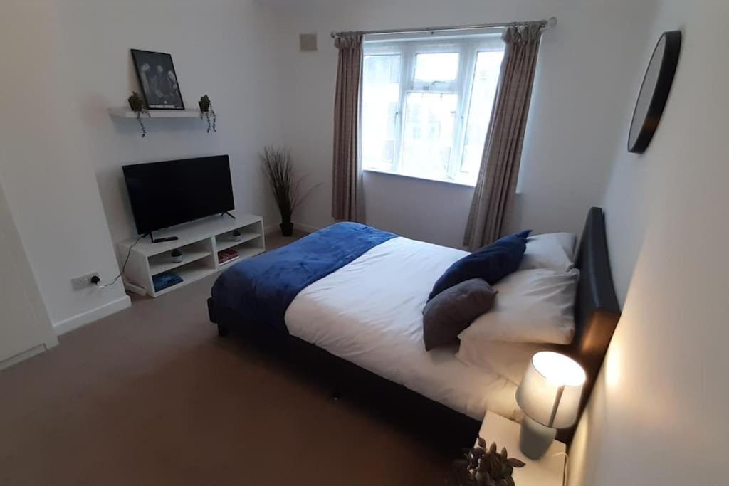 Free Parking Spacious Home Кардиф Екстериор снимка