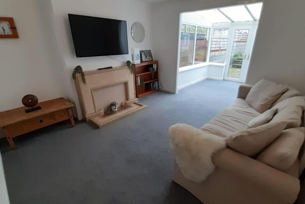 Free Parking Spacious Home Кардиф Екстериор снимка