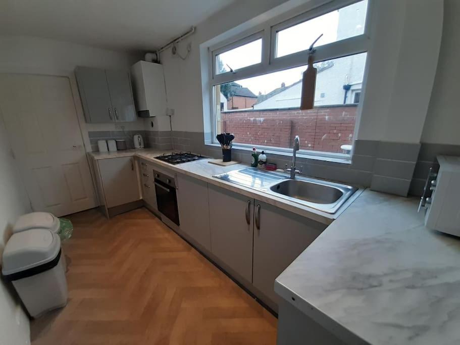 Free Parking Spacious Home Кардиф Екстериор снимка