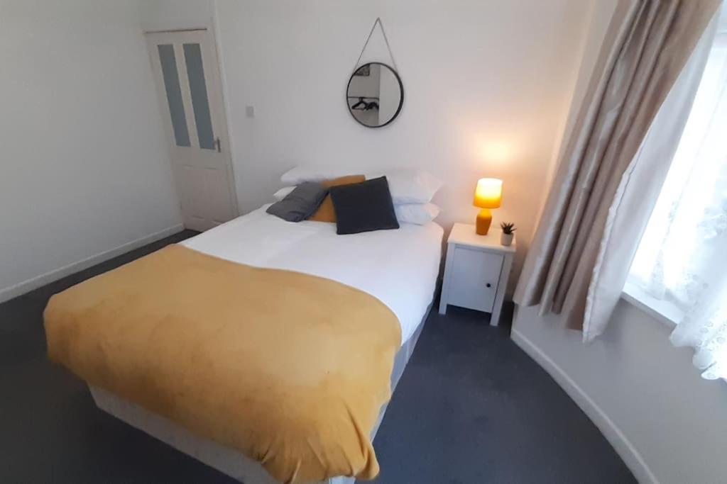 Free Parking Spacious Home Кардиф Екстериор снимка