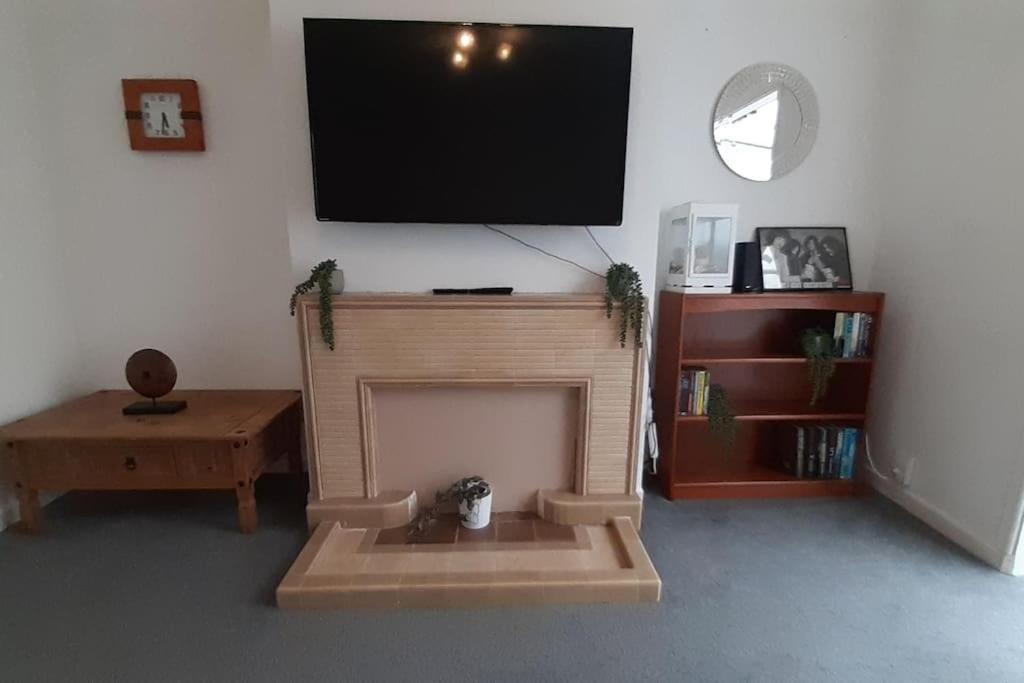 Free Parking Spacious Home Кардиф Екстериор снимка